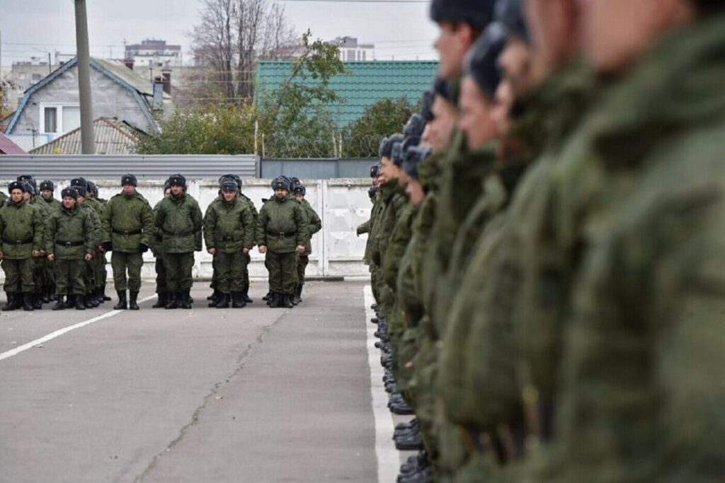 Срок спецвыплат для тех, кто служит по контракту в регионе, решили продлить. Соответствующее постановление подписал губернатор — та мера, что должна была завершиться в сентябре, продолжит действовать.