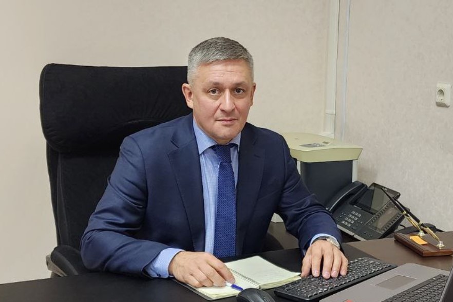 С 10 октября 2025 года новым главой администрации Советского района Новосибирска официально стал Евгений Владимирович Герасимов. Об этом в своём Telegram-канале сообщил мэр города Максим Кудрявцев, который лично представил нового руководителя коллективу районной администрации.