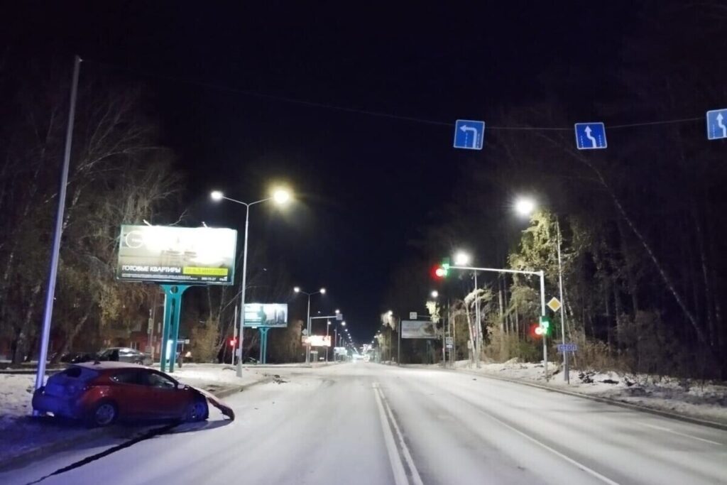 В ночь на 19 октября в Советском районе города Новосибирск произошло серьёзное дорожное происшествие: около 23:59 водитель Toyota Camry проигнорировал красный сигнал светофора и столкнулся с Mazda Axela.
