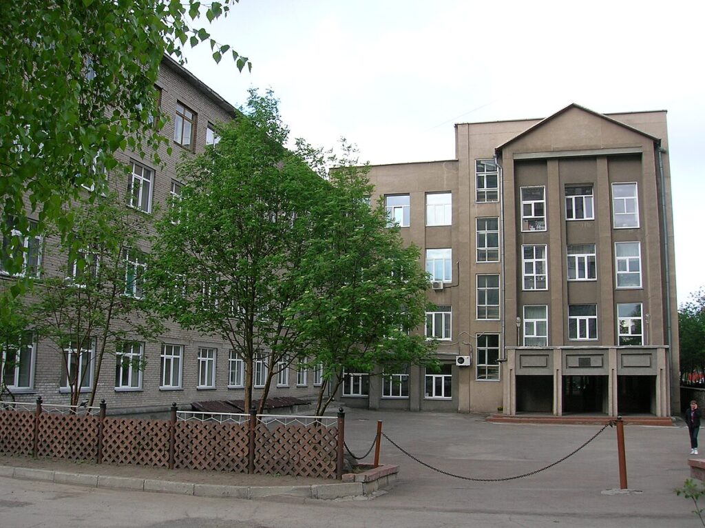 В центре Новосибирска в гимназии № 1 с конца сентября был введён жёсткий пропускной режим: ученикам запретили покидать здание школы в течение учебного дня, и доступ в школу утратившим график школьникам закрыли. Эти меры спровоцировали массовые жалобы в интернете и серьёзную реакцию со стороны общественности.
