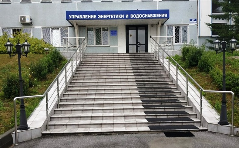 В Советском районе Новосибирска 3 октября при работе на подстанции скончался электрик, получив удар током. Государственная инспекция труда и Роструд уже инициировали расследование происшествия.