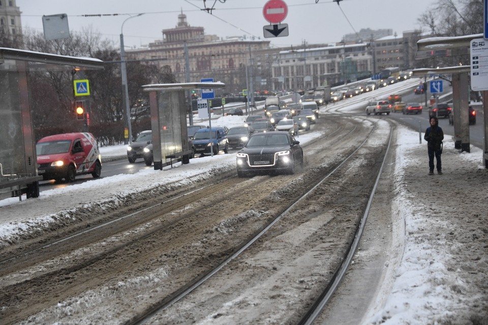 В Новосибирске сильный снегопад, начавшийся в начале октября, стал причиной масштабного паралича движения по городу. По информации городского ГИБДД, на дорогах наблюдаются снежные заносы и гололедица, что привело к заторам почти на всех мостах через Обь и ключевых магистралях. Ситуация усугубляется тем, что многие автомобилисты не успели заменить летние шины на зимние.