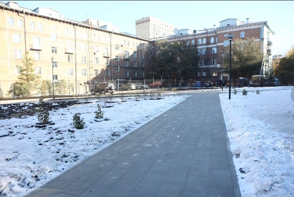 В Новосибирске подходит к завершению благоустройство общественного пространства на улице Котовского, где ранее располагался Дом культуры имени Клары Цеткин. Как сообщили в пресс-центре мэрии, реконструкция территории ведётся в рамках муниципальной программы по развитию городской среды и финансируется из бюджета города.