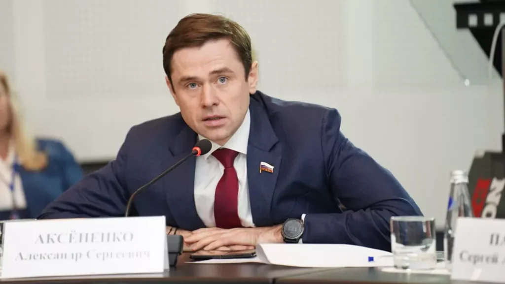Новосибирский депутат Госдумы Александр Аксёненко открыто выступил против замедления мессенджера Telegram, поддержав лидера своей партии Сергея Миронова.