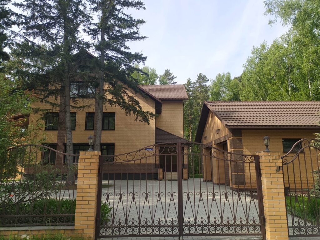 История с элитной недвижимостью в новосибирском Академгородке получила неожиданное продолжение. Суд не просто отобрал здание — он лишил бывшего владельца почвы под ним в прямом смысле слова.