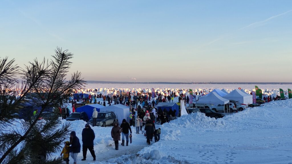 Тысячи новосибирцев променяли городские квартиры на ночевку в сугробах.