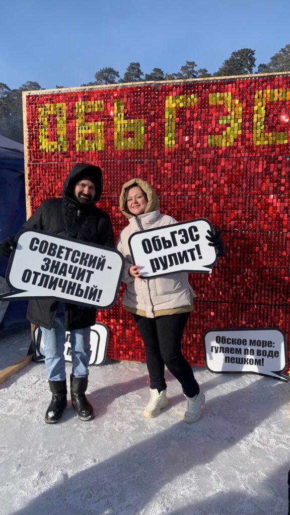 Тысячи новосибирцев променяли городские квартиры на ночевку в сугробах.