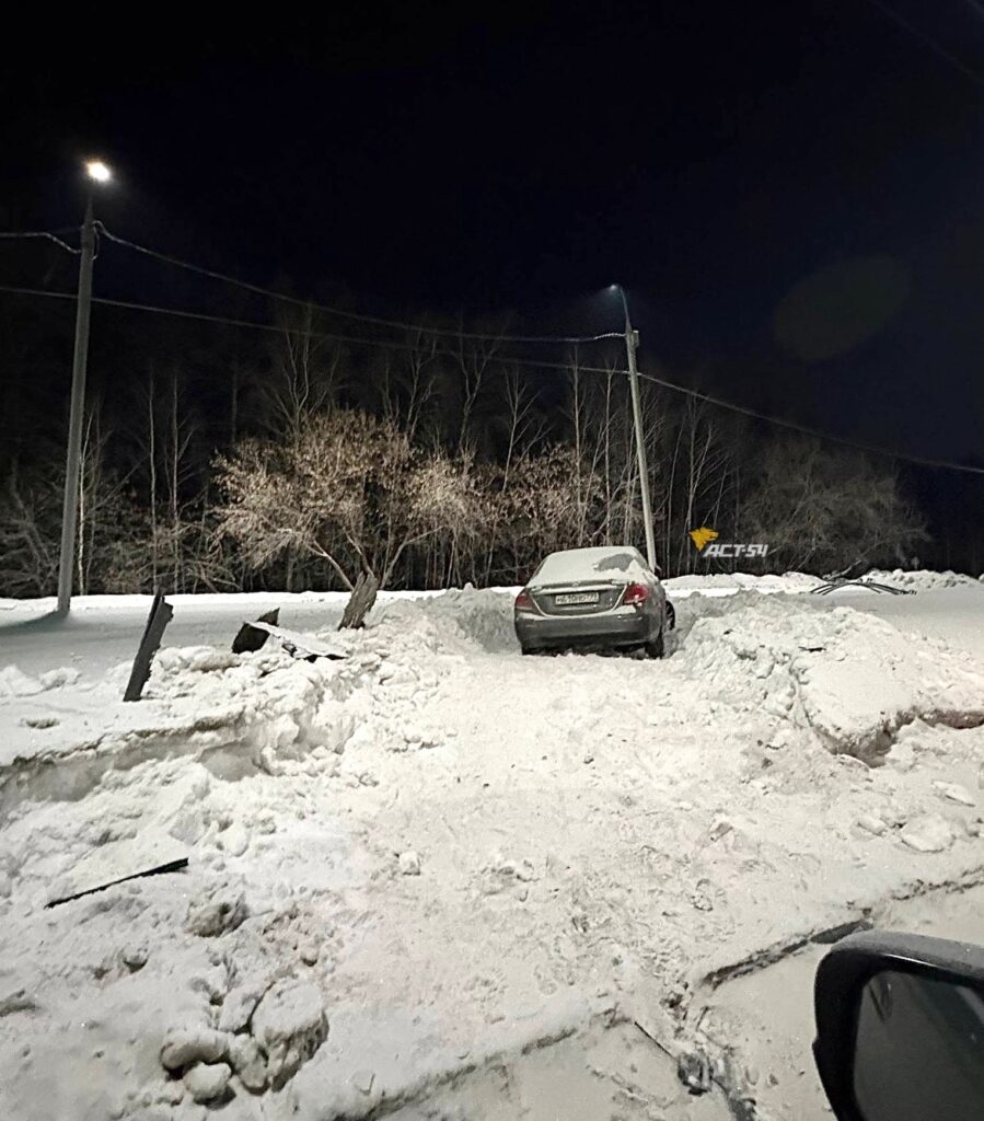 На выезде из Академгородка на Университетский проспект уже более трех дней находится брошенный автомобиль каршеринга Mercedes-Benz с поврежденной передней частью.