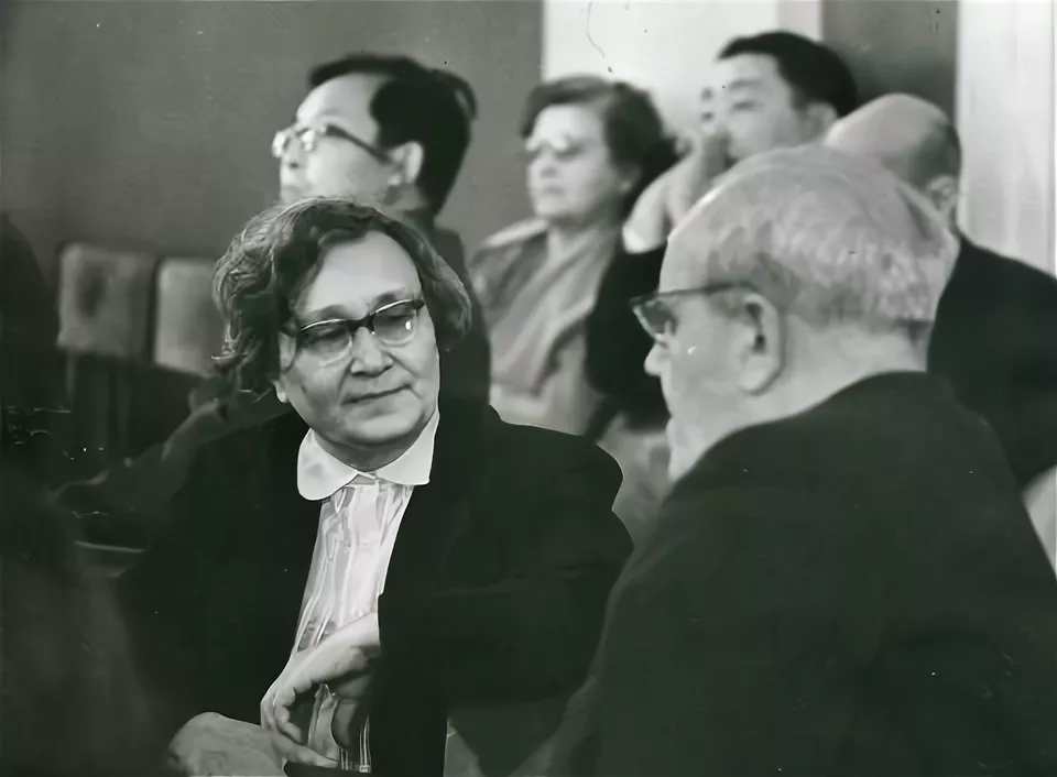 В апреле 1957 года три академика уговорили Хрущёва построить посреди сибирской тайги город будущего. А уже 18 мая вышло судьбоносное постановление. Так в волчьем логу, среди щитовых бараков и бездорожья, началась легенда — Академгородок, ставший символом научной свободы и «оттепели». Вспоминаем, как это было.