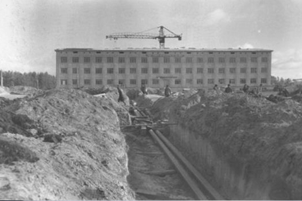 В апреле 1957 года три академика уговорили Хрущёва построить посреди сибирской тайги город будущего. А уже 18 мая вышло судьбоносное постановление. Так в волчьем логу, среди щитовых бараков и бездорожья, началась легенда — Академгородок, ставший символом научной свободы и «оттепели». Вспоминаем, как это было.