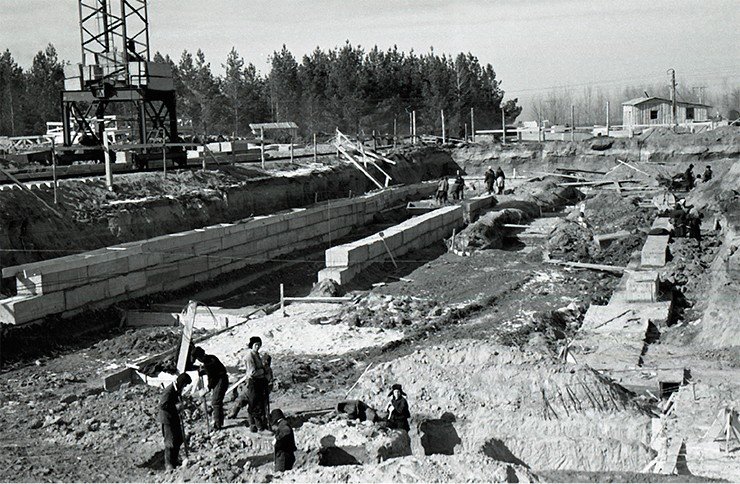 В апреле 1957 года три академика уговорили Хрущёва построить посреди сибирской тайги город будущего. А уже 18 мая вышло судьбоносное постановление. Так в волчьем логу, среди щитовых бараков и бездорожья, началась легенда — Академгородок, ставший символом научной свободы и «оттепели». Вспоминаем, как это было.