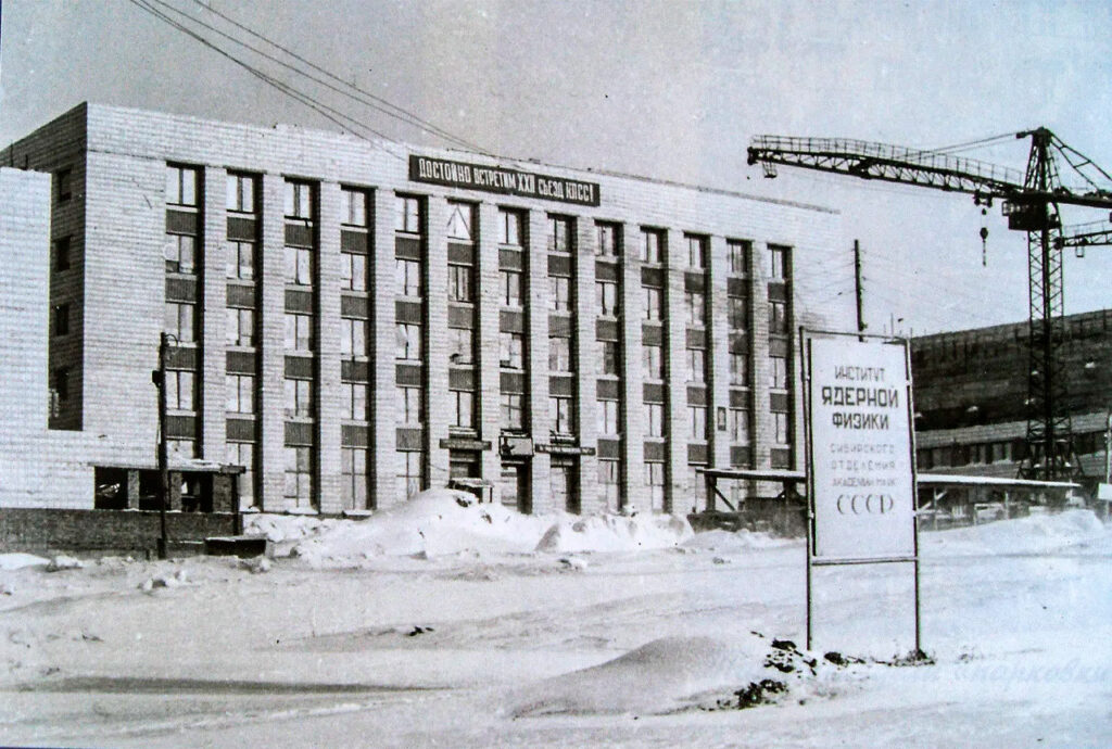 В апреле 1957 года три академика уговорили Хрущёва построить посреди сибирской тайги город будущего. А уже 18 мая вышло судьбоносное постановление. Так в волчьем логу, среди щитовых бараков и бездорожья, началась легенда — Академгородок, ставший символом научной свободы и «оттепели». Вспоминаем, как это было.