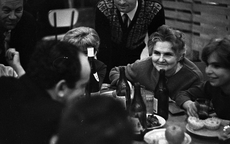 В апреле 1957 года три академика уговорили Хрущёва построить посреди сибирской тайги город будущего. А уже 18 мая вышло судьбоносное постановление. Так в волчьем логу, среди щитовых бараков и бездорожья, началась легенда — Академгородок, ставший символом научной свободы и «оттепели». Вспоминаем, как это было.