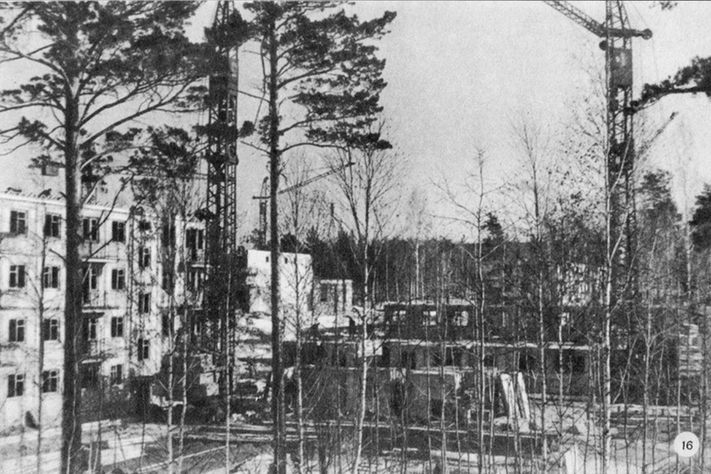 В апреле 1957 года три академика уговорили Хрущёва построить посреди сибирской тайги город будущего. А уже 18 мая вышло судьбоносное постановление. Так в волчьем логу, среди щитовых бараков и бездорожья, началась легенда — Академгородок, ставший символом научной свободы и «оттепели». Вспоминаем, как это было.