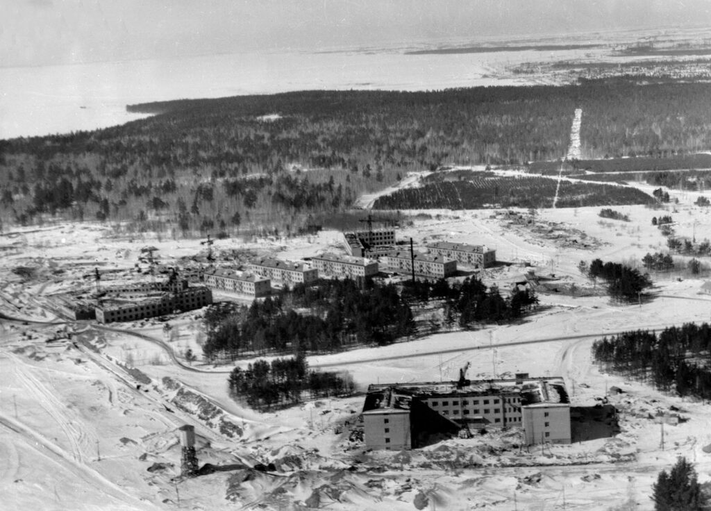 В апреле 1957 года три академика уговорили Хрущёва построить посреди сибирской тайги город будущего. А уже 18 мая вышло судьбоносное постановление. Так в волчьем логу, среди щитовых бараков и бездорожья, началась легенда — Академгородок, ставший символом научной свободы и «оттепели». Вспоминаем, как это было.