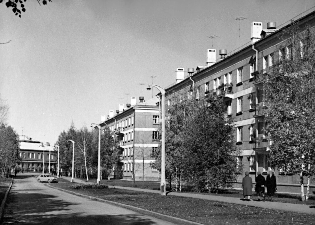 В апреле 1957 года три академика уговорили Хрущёва построить посреди сибирской тайги город будущего. А уже 18 мая вышло судьбоносное постановление. Так в волчьем логу, среди щитовых бараков и бездорожья, началась легенда — Академгородок, ставший символом научной свободы и «оттепели». Вспоминаем, как это было.